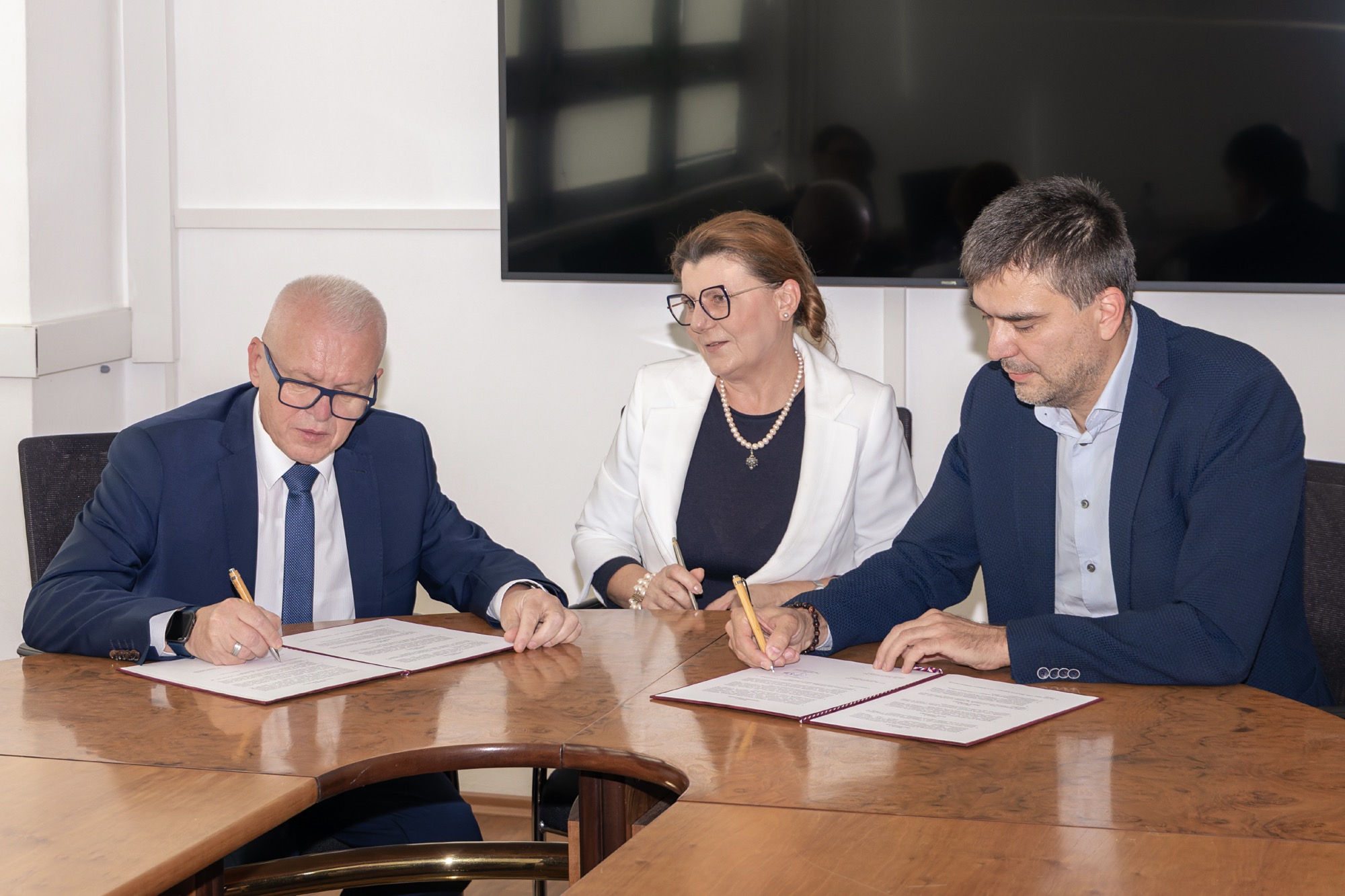 Memorandum o spolupráci v oblasti vzdelávania a vedecko-výskumných aktivít EUBA a 26HOUSE