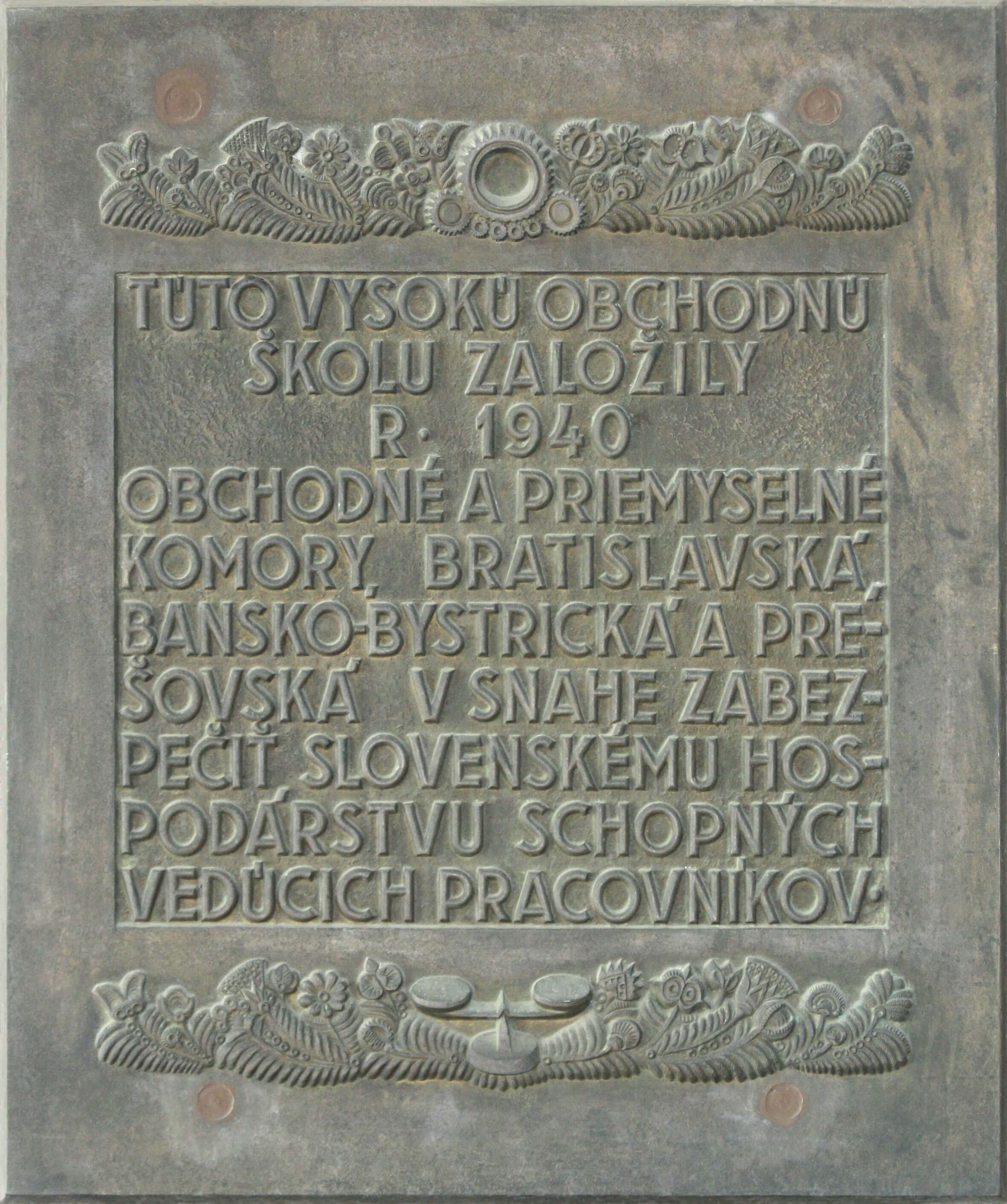 Commemorative plaque on the establishment of the College of Commerce