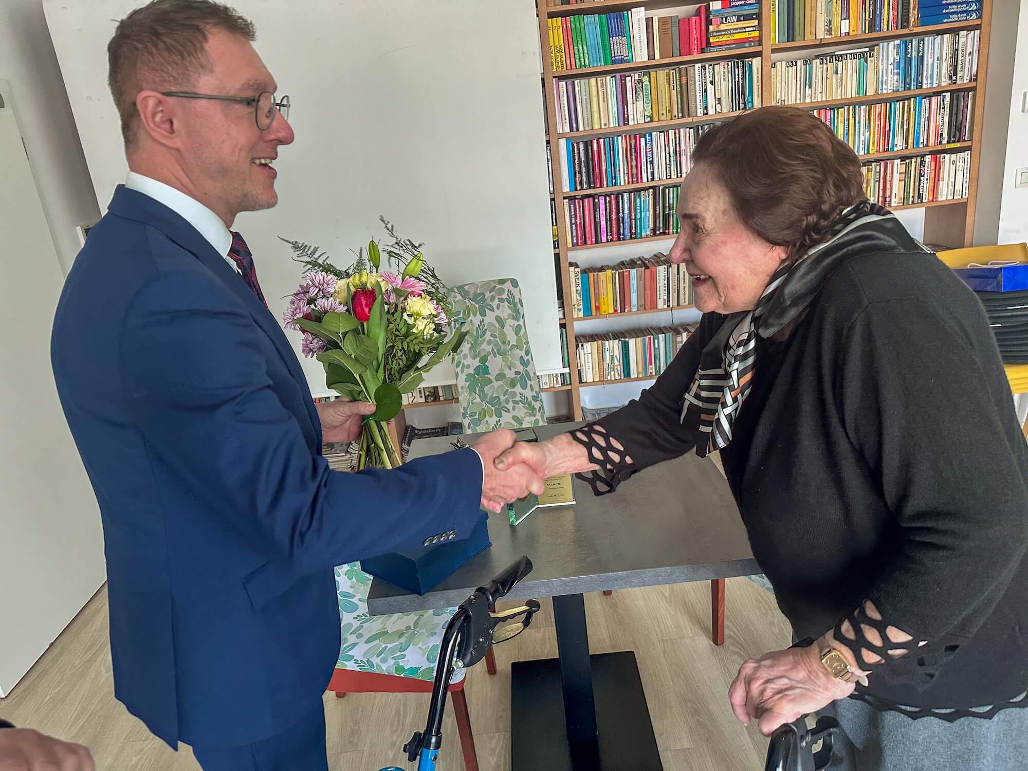 Rektor EUBA odovzdal ocenenie 101-ročnej absolventke Zore Breierovej za jej celoživotnú misiu