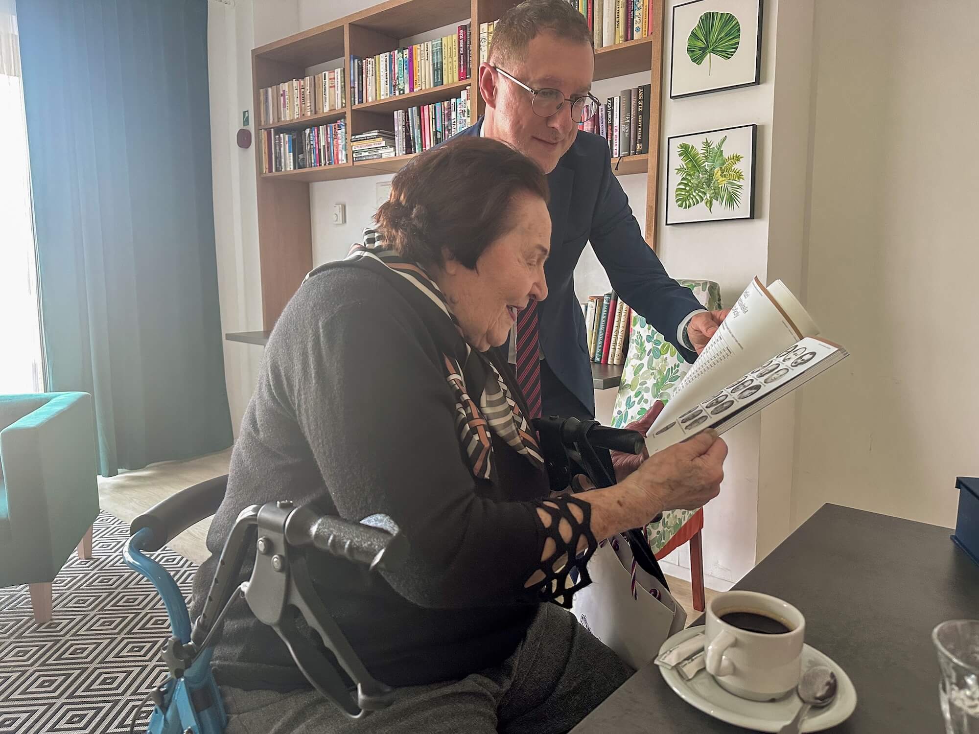 Rektor EUBA odovzdal ocenenie 101-ročnej absolventke Zore Breierovej za jej celoživotnú misiu