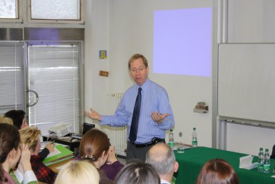 J. E. Michael Roberts prednášal na Ekonomickej univerzite v Bratislave
