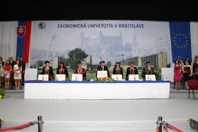 Dvojité diplomy pre absolventov EU