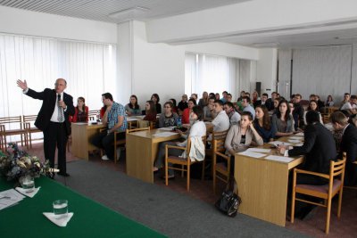 Rektor EU Rudolf Sivák diskutoval so študentmi