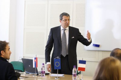 Kariérny postup v rámci francúzskej zahraničnej služby