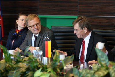 Poslanci Bundestagu SRN ponúkli stáže študentom