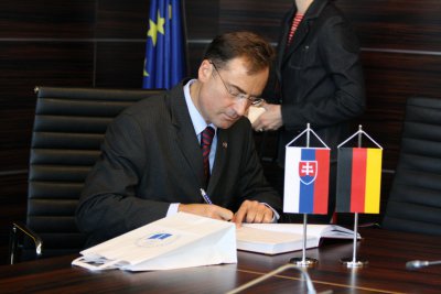 Poslanci Bundestagu SRN ponúkli stáže študentom