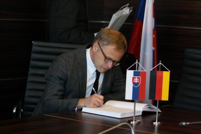 Poslanci Bundestagu SRN ponúkli stáže študentom