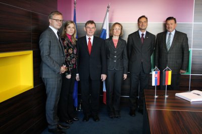 Poslanci Bundestagu SRN ponúkli stáže študentom