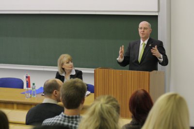 Diplomacia v praxi prednáška amerického veľvyslanca