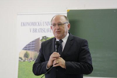 Diskusia študentov s rektorom EU v Bratislave