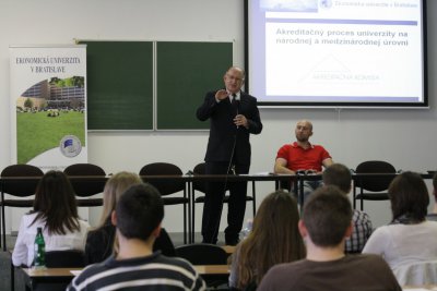 Diskusia študentov s rektorom EU v Bratislave