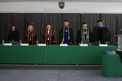 Promócie absolventov MBA štúdia na BBS