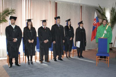Promócie absolventov MBA štúdia na BBS