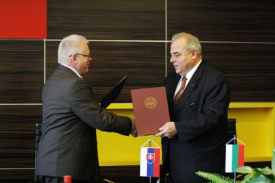 Zmluva s bulharskou univerzitou