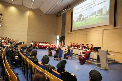 Inaugurácia rektora a dekanov EU v Bratislave
