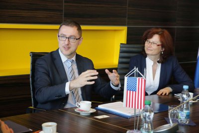 Prednáška chargé d'affaires Veľvyslanectva USA