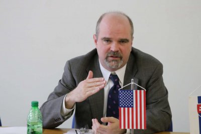 Prednáška chargé d'affaires Veľvyslanectva USA