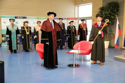 Ekonomická univerzita v Bratislave udelila čestný titul doctor honoris causa prof. Ľubošovi Pástorovi, PhD.