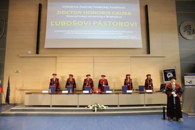 Ekonomická univerzita v Bratislave udelila čestný titul doctor honoris causa prof. Ľubošovi Pástorovi, PhD.