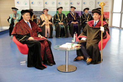 Ekonomická univerzita v Bratislave udelila čestný titul doctor honoris causa prof. Ľubošovi Pástorovi, PhD.