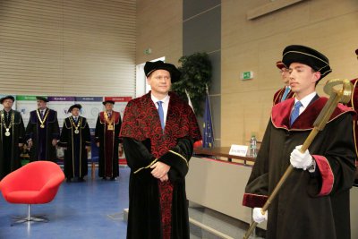 Ekonomická univerzita v Bratislave udelila čestný titul doctor honoris causa prof. Ľubošovi Pástorovi, PhD.