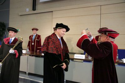 Ekonomická univerzita v Bratislave udelila čestný titul doctor honoris causa prof. Ľubošovi Pástorovi, PhD.