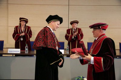 Ekonomická univerzita v Bratislave udelila čestný titul doctor honoris causa prof. Ľubošovi Pástorovi, PhD.