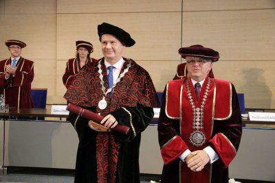 Ekonomická univerzita v Bratislave udelila čestný titul doctor honoris causa prof. Ľubošovi Pástorovi, PhD.