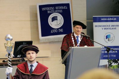 Ekonomická univerzita v Bratislave udelila čestný titul doctor honoris causa prof. Ľubošovi Pástorovi, PhD.