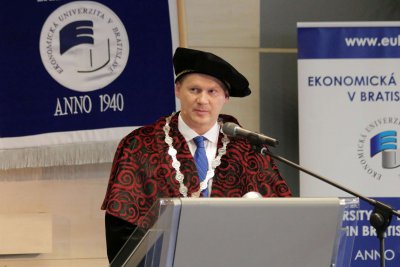 Ekonomická univerzita v Bratislave udelila čestný titul doctor honoris causa prof. Ľubošovi Pástorovi, PhD.