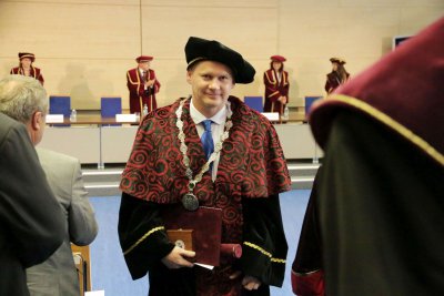 Ekonomická univerzita v Bratislave udelila čestný titul doctor honoris causa prof. Ľubošovi Pástorovi, PhD.