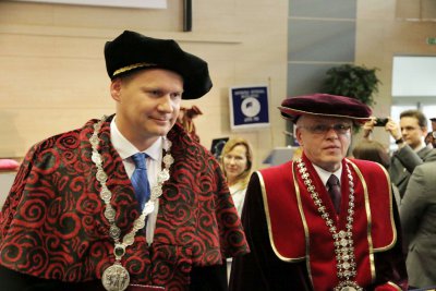 Ekonomická univerzita v Bratislave udelila čestný titul doctor honoris causa prof. Ľubošovi Pástorovi, PhD.