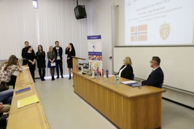 Prednáškový cyklus Diplomacia v praxi otvorila veľvyslankyňa Nórska