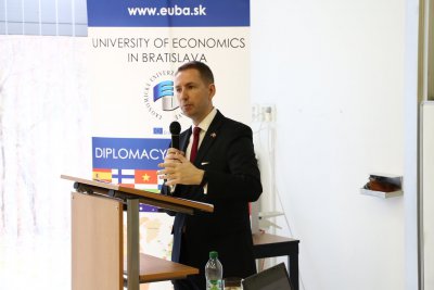 Témou Diplomacie v praxi bol brexit