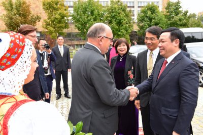 Podpredseda vlády Vietnamu navštívil svoju alma mater