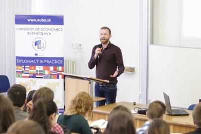 Nemecký veľvyslanec diskutoval so študentmi o aktuálnych výzvach v Európe