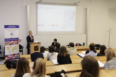 Japonský veľvyslanec zahájil nový ročník Diplomacie v praxi