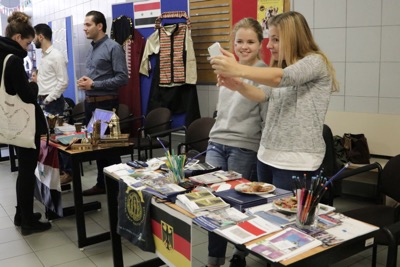 Študenti Ekonomickej univerzity v Bratislave počas jedného dňa spoznali desiatky krajín