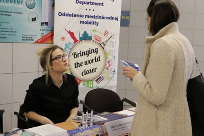 Študenti Ekonomickej univerzity v Bratislave počas jedného dňa spoznali desiatky krajín