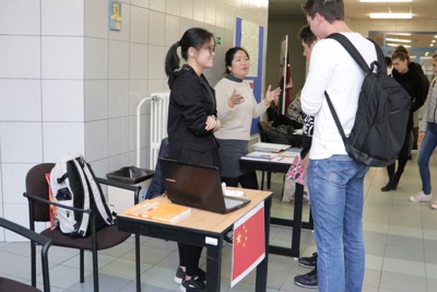 Študenti Ekonomickej univerzity v Bratislave počas jedného dňa spoznali desiatky krajín