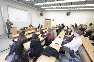 Študenti diskutovali s nemeckým veľvyslancom o aktuálnych témach