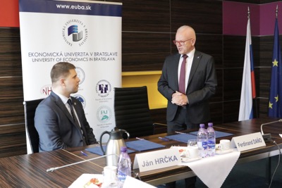 EU v Bratislave bude spolupracovať s Mestskou časťou Bratislava-Petržalka, prvým výsledkom je letná Univerzita tretieho veku
