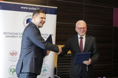 Univerzitné udalosti » EU v Bratislave bude spolupracovať s Mestskou časťou Bratislava-Petržalka, prvým výsledkom je letná Univerzita tretieho veku