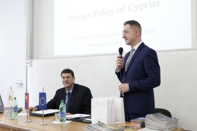 Cyperský veľvyslanec diskutoval so študentmi o aktuálnej situácii v oblasti Stredozemného mora
