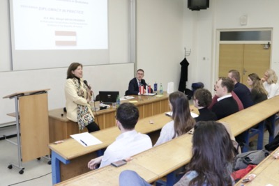 Rakúska veľvyslankyňa diskutovala so študentmi o dôležitosti multilaterálnej diplomacie