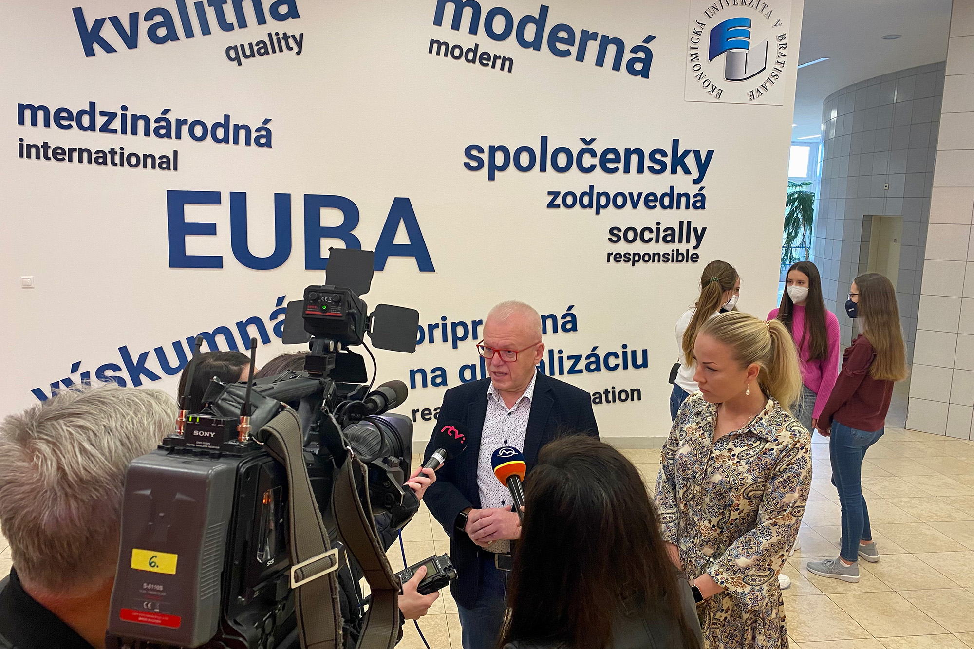EUBA s jazykovou školou iCan otvorili intenzívny jazykový kurz slovenčiny pre desiatky ukrajinských študentov.