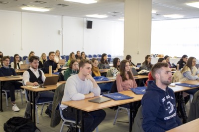 Projekt Central Europe Connect vo svojej 7. edícii opäť spojil študentov ekonomických univerzít z Bratislavy, Varšavy a Viedne 