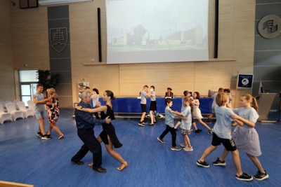 Promócie s tanečnou choreografiou ukončili 10. ročník DEU