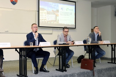 Projekt Central Europe Connect vo svojej 8. edícii opäť spojil študentov ekonomických univerzít z Viedne, Varšavy a Bratislavy