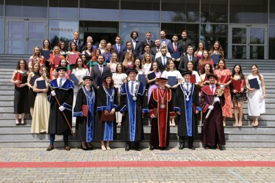 Univerzitné udalosti » Blahoželáme čerstvým absolventom Ekonomickej univerzity v Bratislave